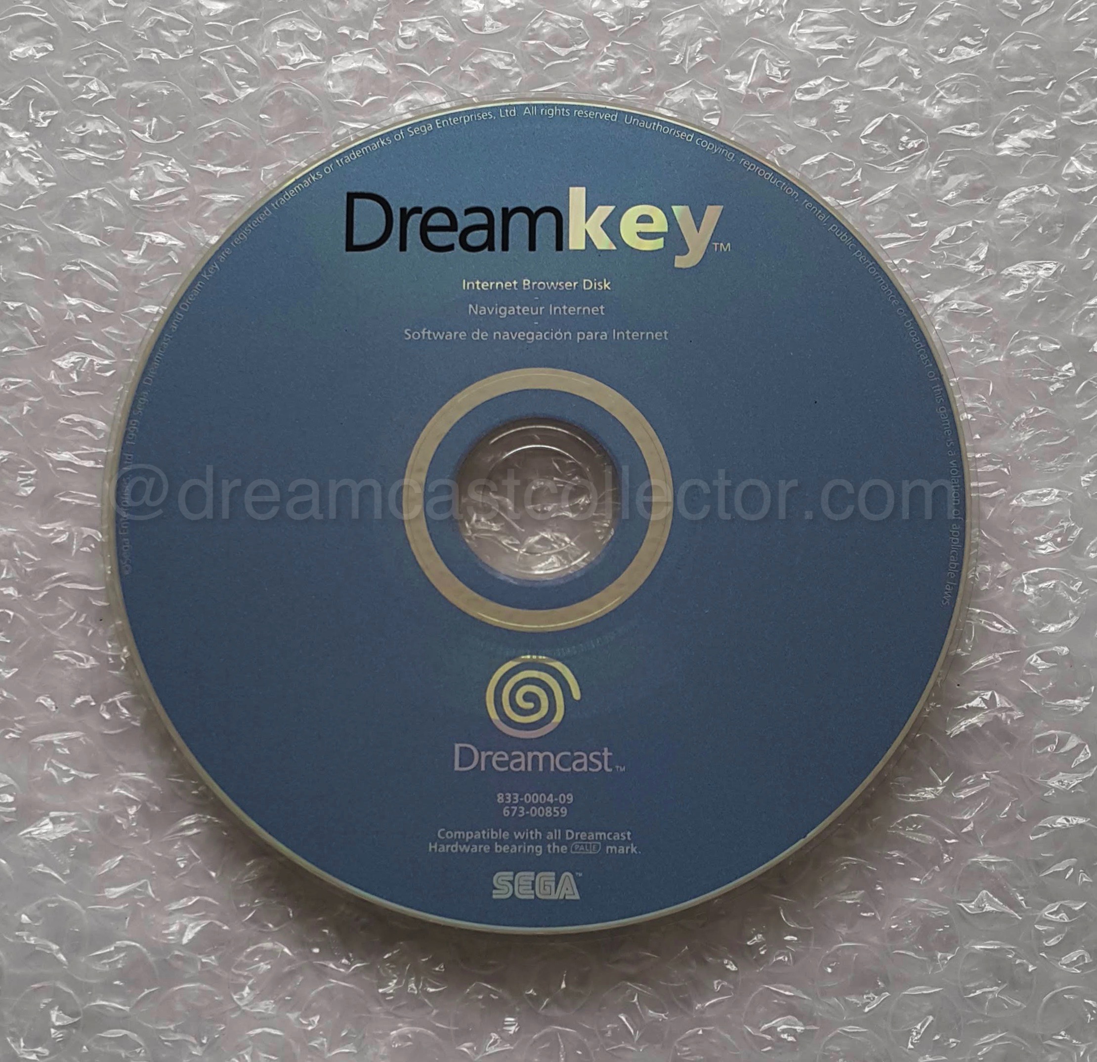 The French Dreamkey's disc label differentiates itself from the more common 610-7373 European iteration. It employs the same metallic blue colour found on its front & back inserts on the face of the disc rather than the white of the earlier generic version of the software.